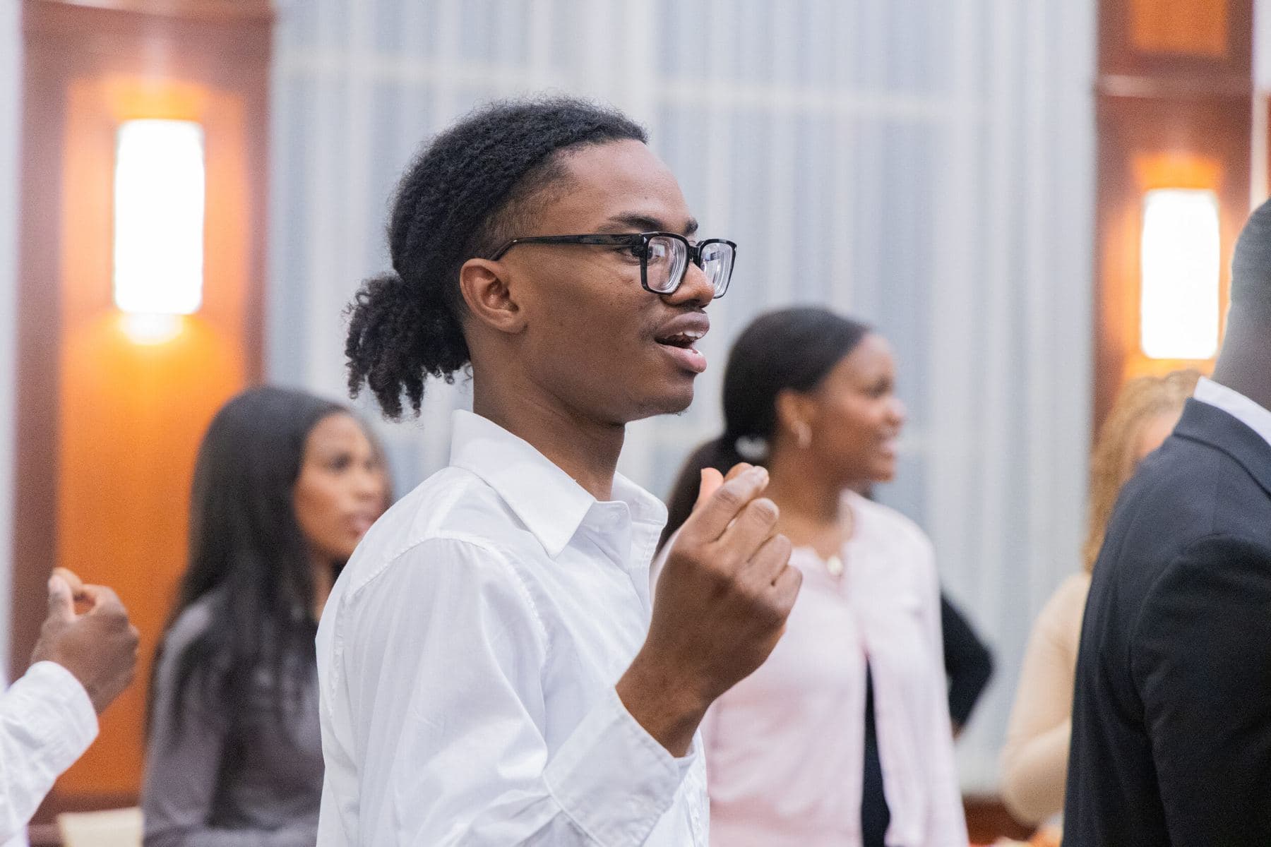 A student speaking with a guest at the 2025 Forum